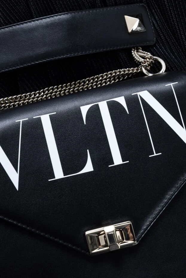 Valentino ақ логотипі және бекіткіші бар клапаны бар әйелдердің қара былғары сөмкесі 142908 - фото 3