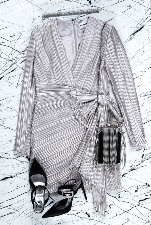 Givenchy бежевое платье с глянцевой фактурой и фигурной отделкой по линии бедра
147250 - фото 2