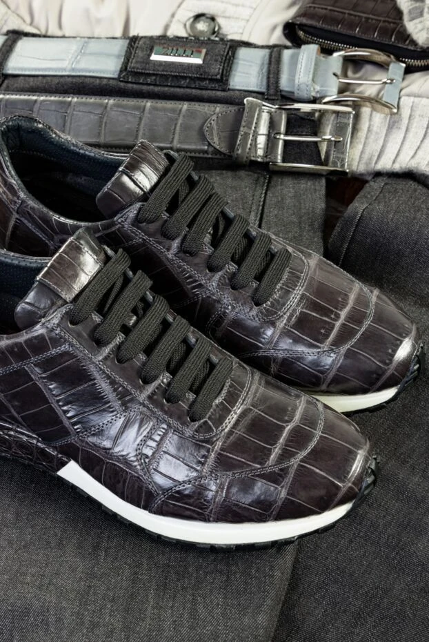 Кроссовки из глянцевой кожи крокодила шоколадного оттенка

 - фото 2
