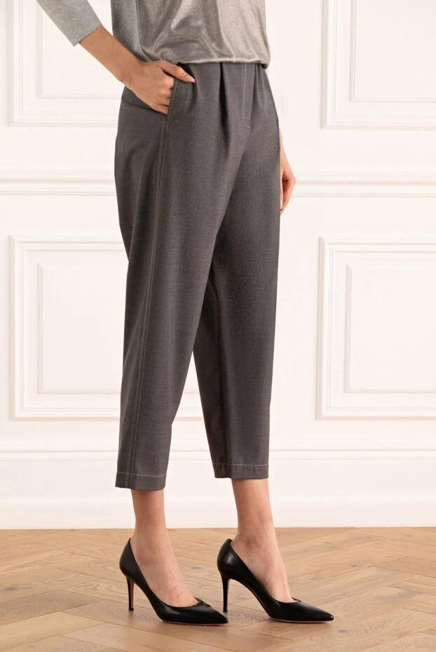 Brunello Cucinelli брюки женские классические укороченные серые с защипами 150300 - фото 3