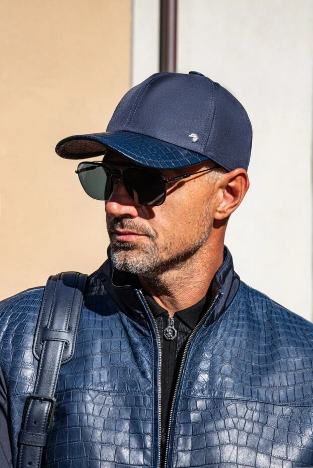 Текстуралы күнқағары бар қолтырауын былғары бейсболка
- фото 2