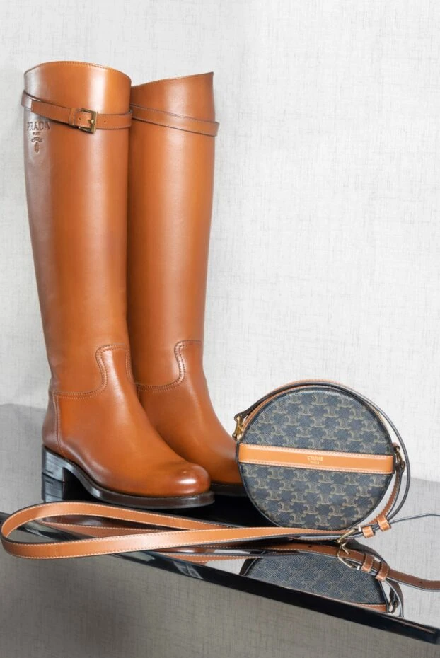 Prada сапоги женские кожаные с элегантной пряжкой коричневые 152738 - фото 3