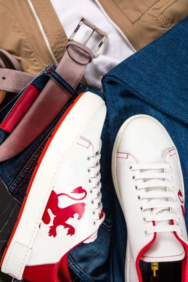 Zilli қызыл өкшелі және арыстанның басуы бар ақ былғары кроссовкалар
153450 - фото 2