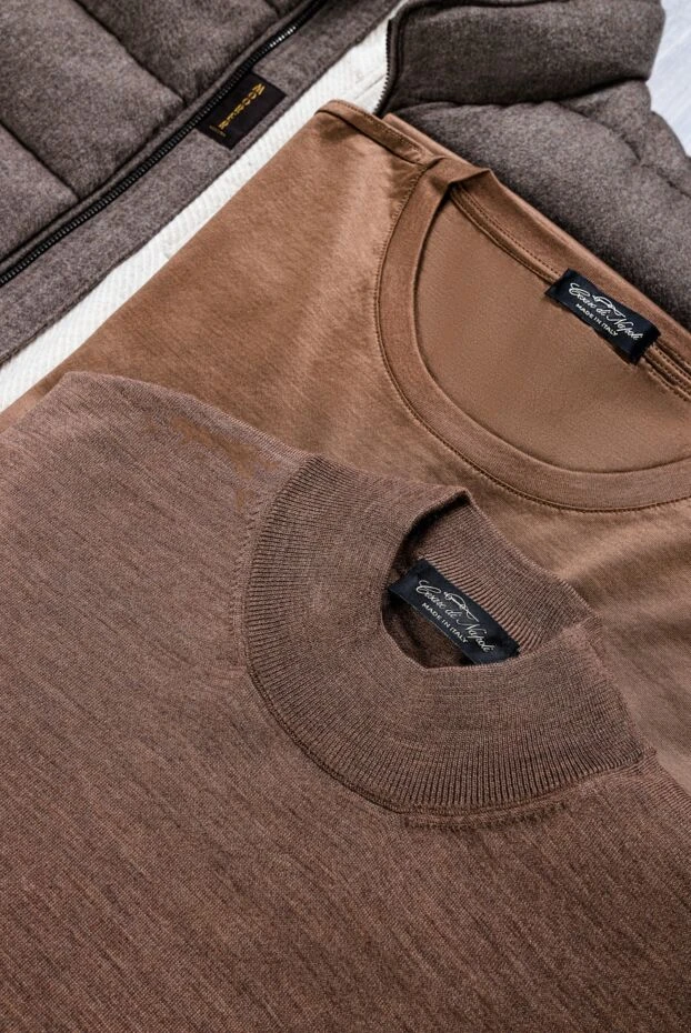 Тегіс мақтадан тігілген қарапайым темекі түсті футболка
 - фото 2