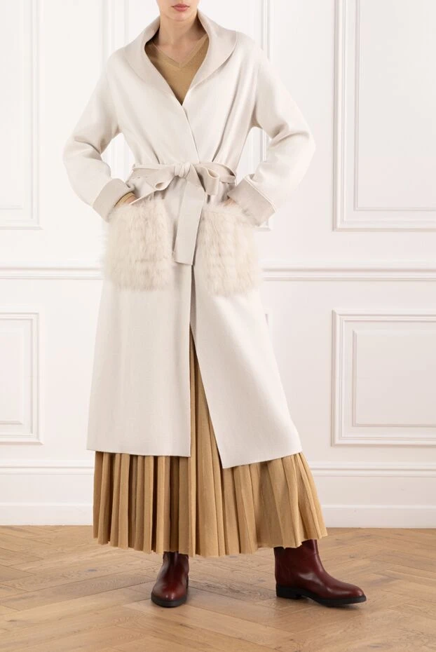 Пальто женское белое в пол с меховыми вставками на карманах - фото 2