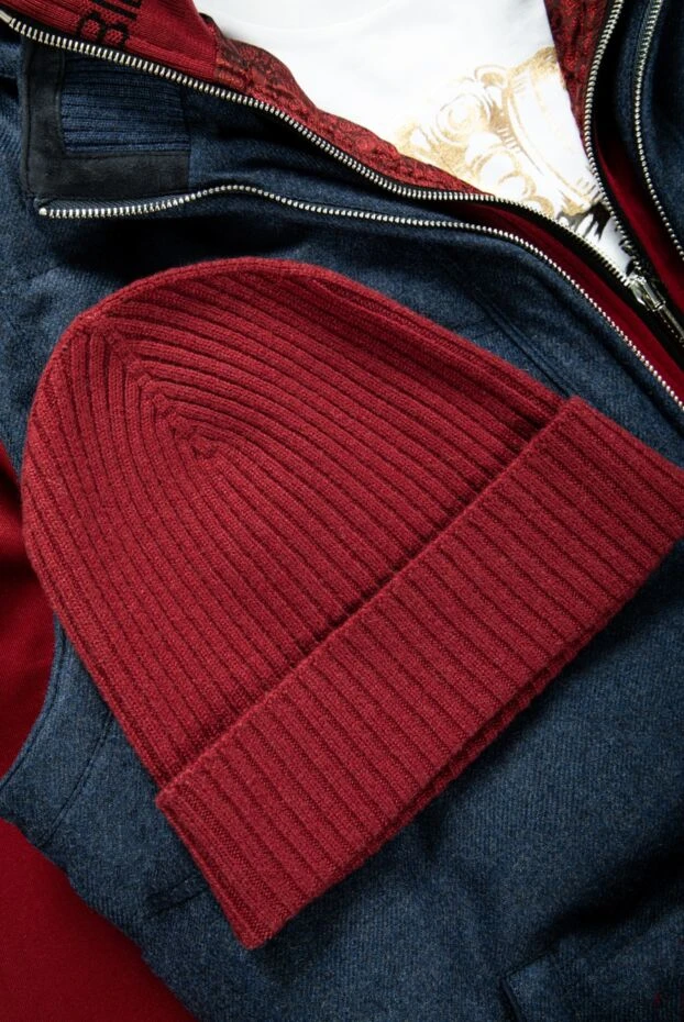 Бордовая вязаная шапка в вертикальный рубчик с плотной посадкой из кашемира - фото 2