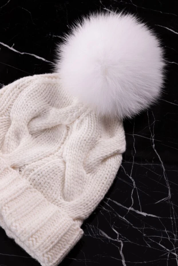 Loro Piana white cashmere women's hat with fur pompom and textured knitting 156788 - photo 3