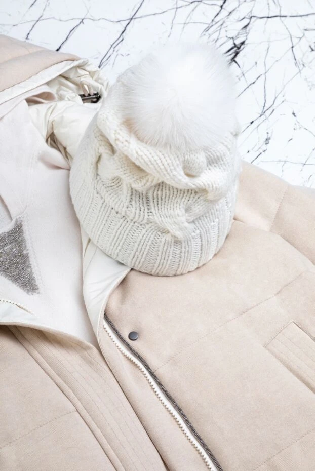 Шапка белая женская кашемировая с меховым помпоном и фактурной вязкой - фото 2