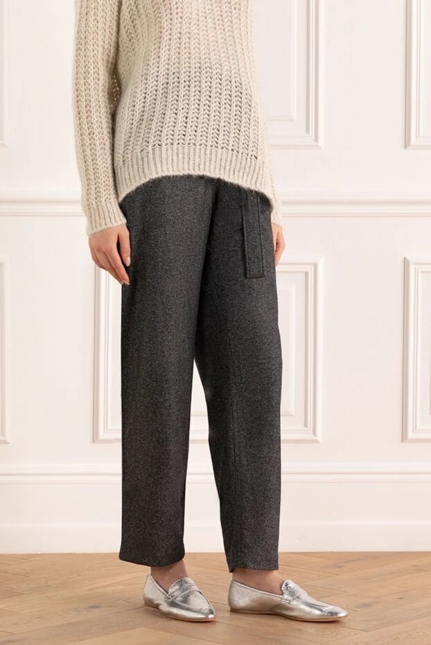 Brunello Cucinelli брюки женские шерстяные с ремешком серые 157185 - фото 3