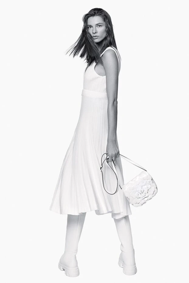 Платье миди из вискозы с плиссированной юбкой и глубоким V-вырезом без рукавов - фото 2