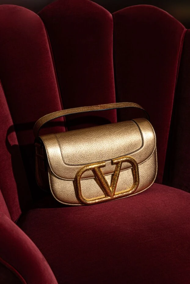 Маленькая сумка через плечо из зернистой телячьей кожи женская золотистая - фото 2