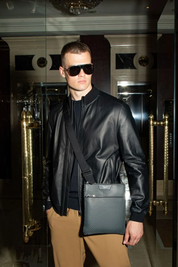 Куртка-бомбер из фактурной кожи черная мужская - фото 2