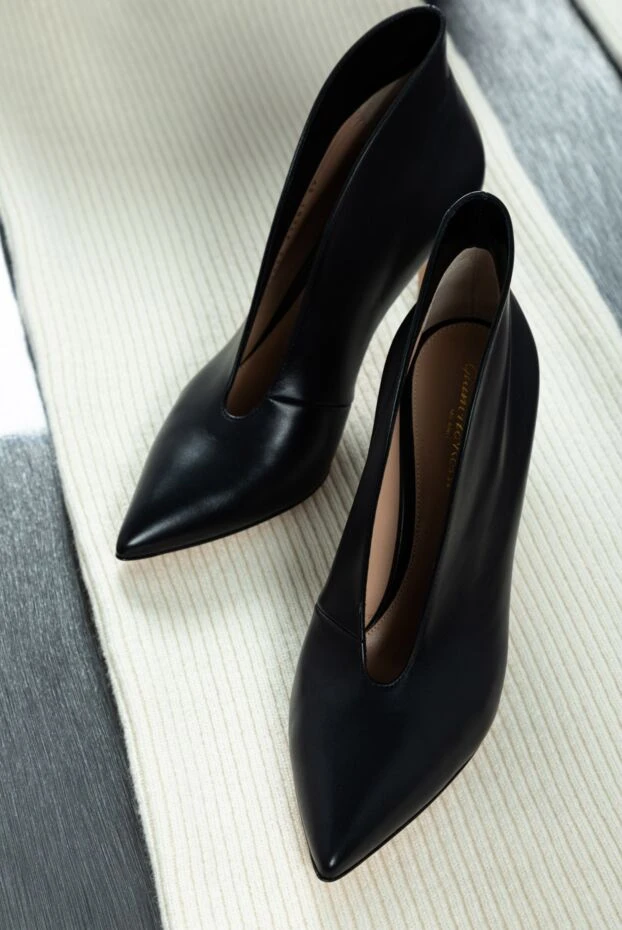 Gianvito Rossi ботинки женские кожаные с длинным носком и v-образным вырезом, черные 158919 - фото 2