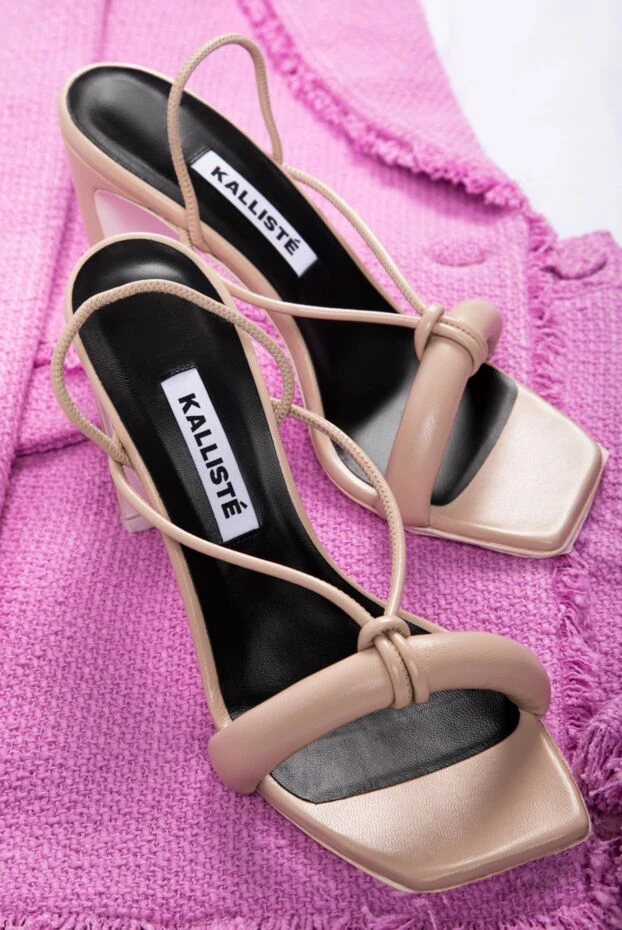 Босоножки женские бежевые кожаные с тонкими ремешками и лого - фото 2