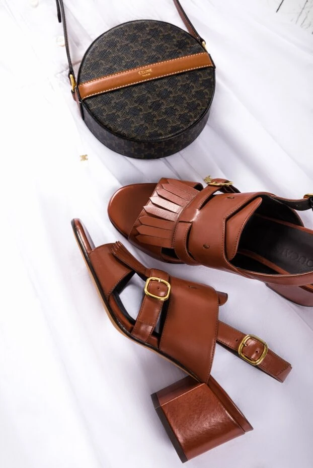 Босоножки женские коричневые кожаные с пряжками и бахромой - фото 2