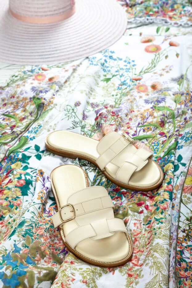 Doucal`s сандалии женские кожаные с металлической пряжкой бежевые 159018 - фото 3