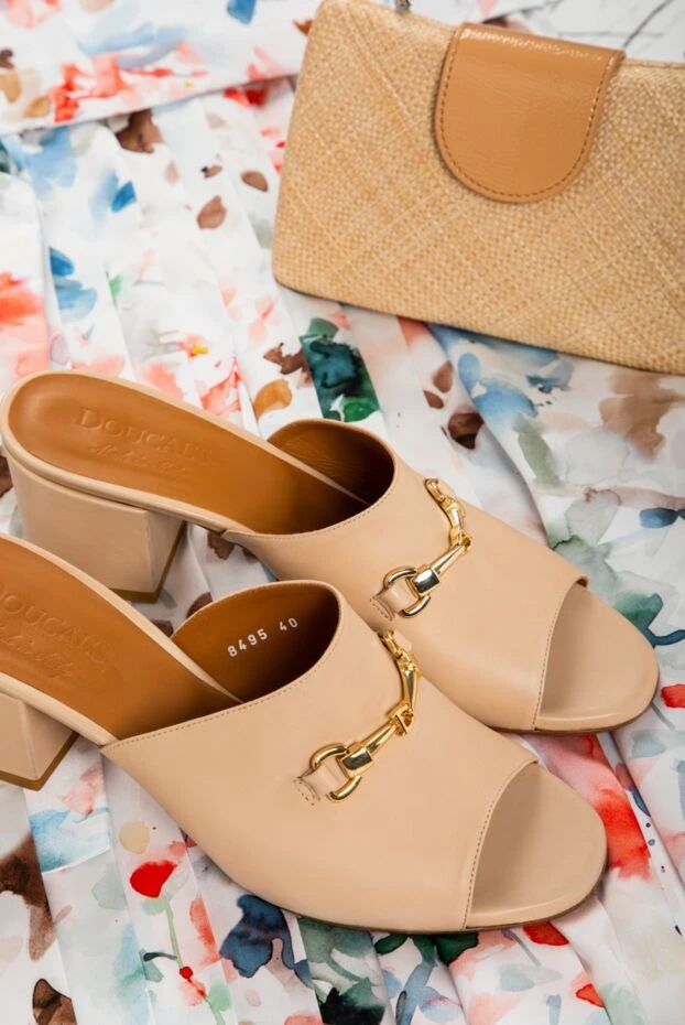 Металл кірістірумен әйелдердің бежевый былғары сандалдары - фото 2