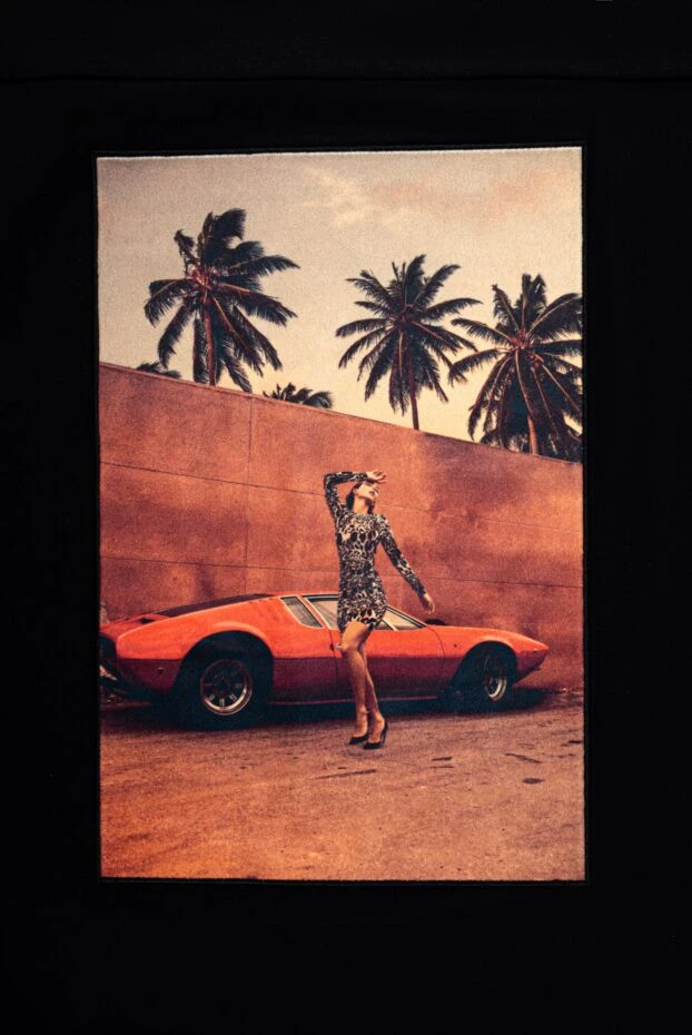 Limitato спорттық көліктің жанындағы қыздың таңғажайып суреті бар ерлерге арналған қара мақта-мата футболкасы 159474 - фото 3