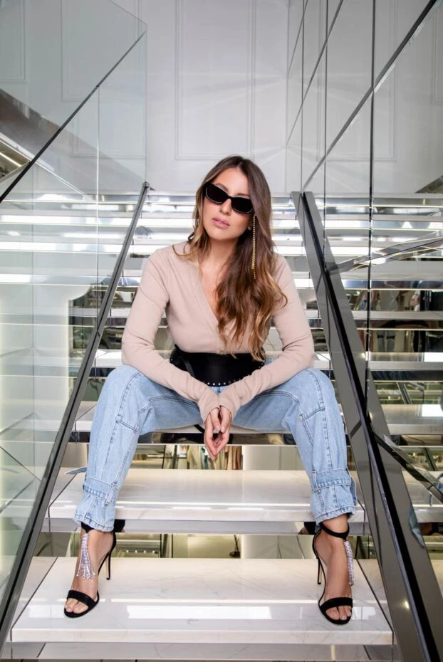 Citizens of Humanity джемпер в рубчик с глубоким v-вырезом и декоративными пуговицами в бежевом цвете 159743 - фото 2