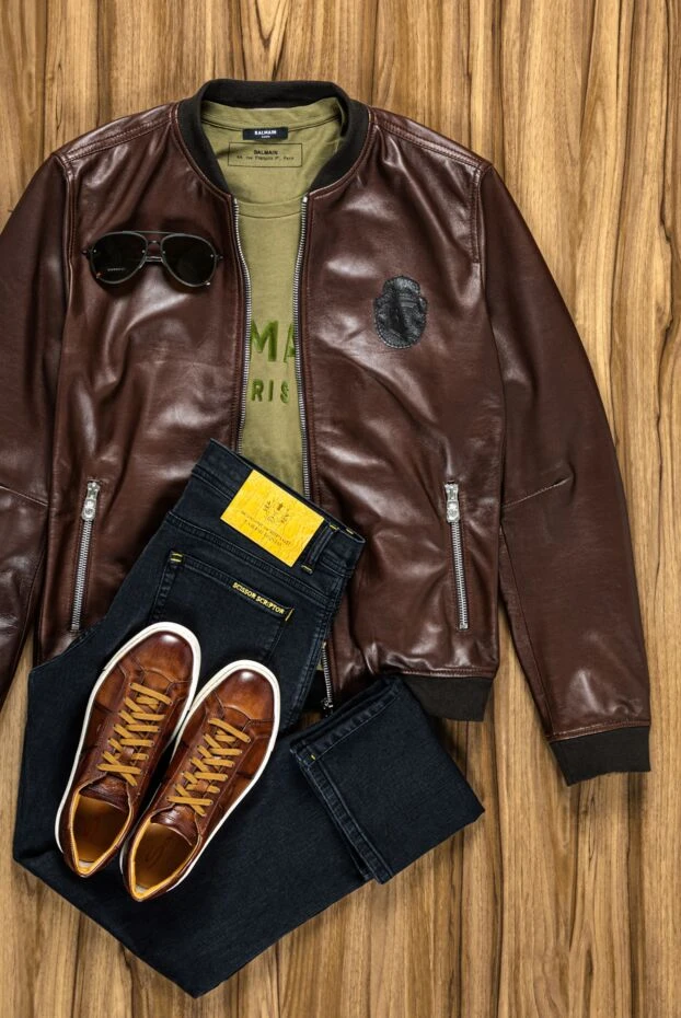 Ерлерге арналған қоңыр былғары бомбер күртеше логотипті нашивкамен - фото 2