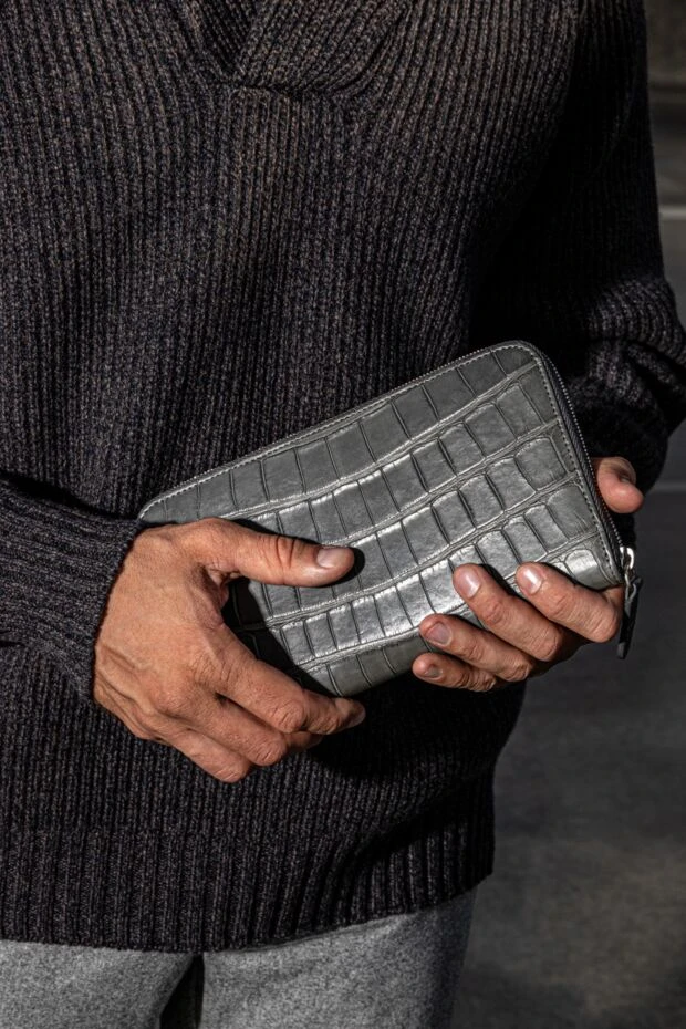 Клатч-кошелек мужской темно-серый из кожи крокодила на молнии - фото 2