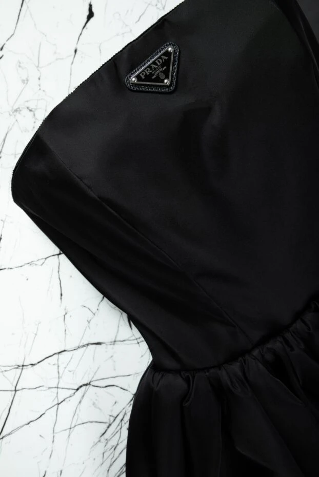 Prada минималистичное черное платье с пышной посадкой и открытыми плечами
 160784 - фото 3