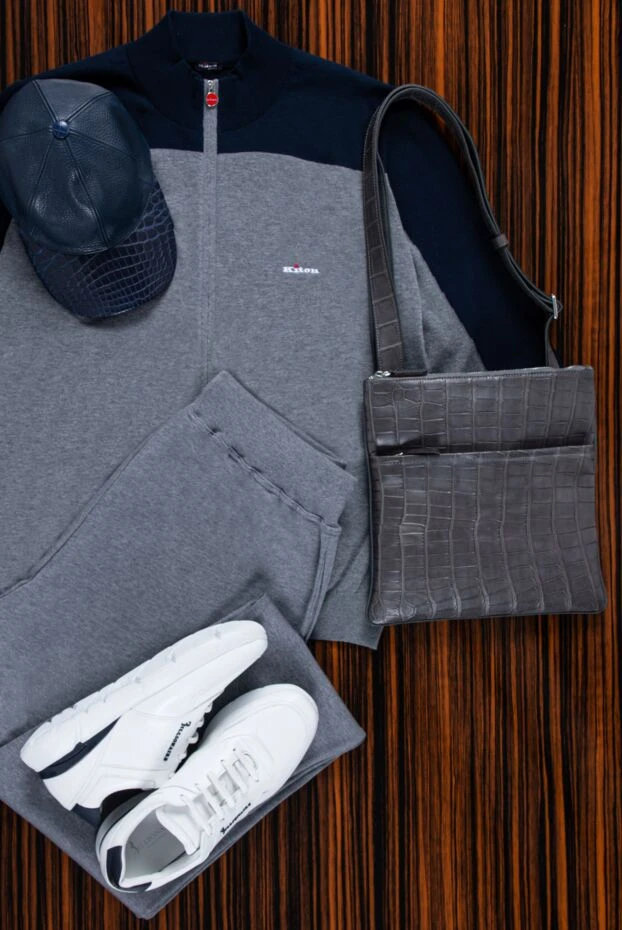 Kiton костюм мужской из хлопка серый с темно-синими вставками и логотипом
160788 - фото 2