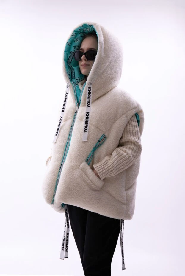 Khrisjoy жилет женский стеганый на пуху молочный с капюшоном и лентами
 161880 - фото 2