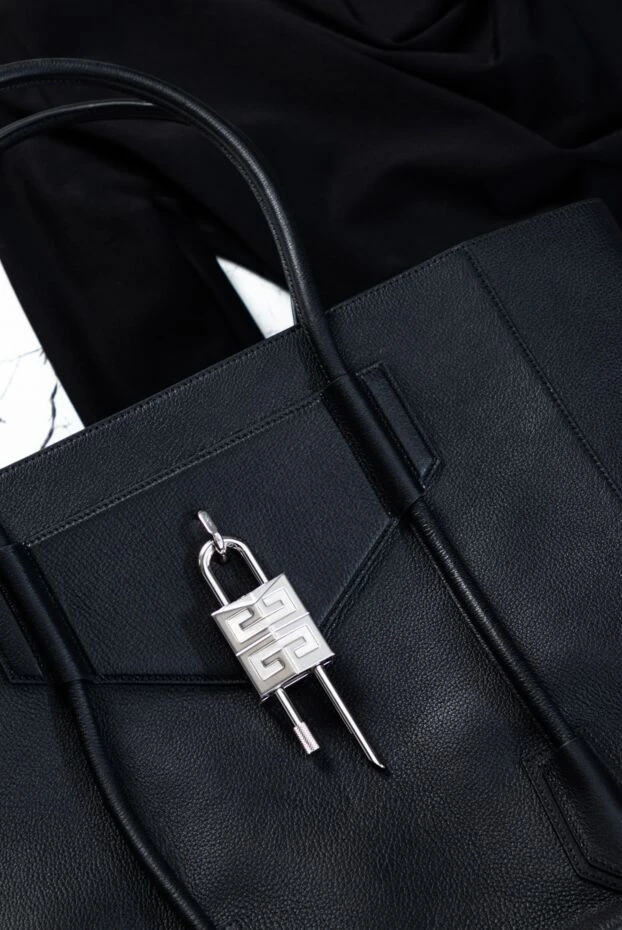 Black women's leather tote bag with metal logo - photo 2