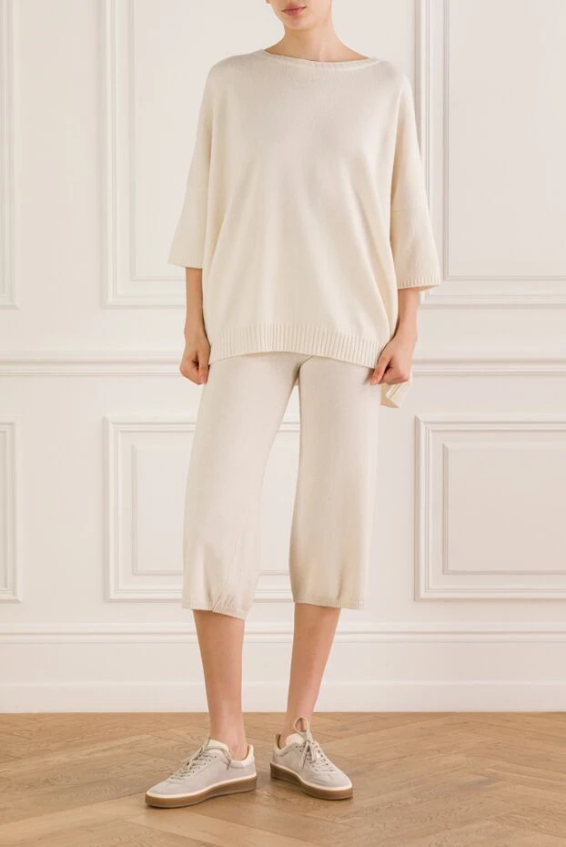 Cream walking suit with feather trim on sleeves and trousers - photo 2