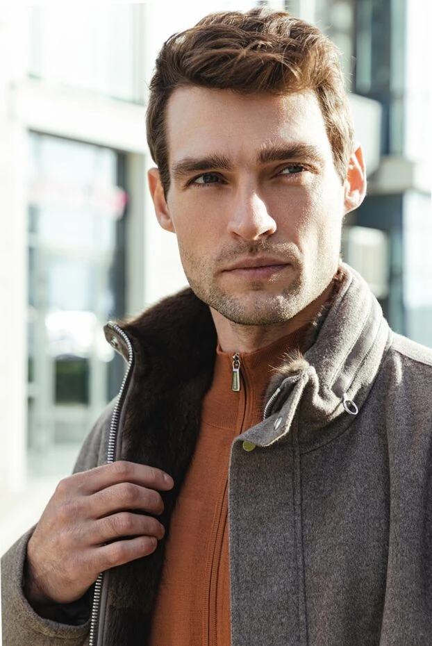 Ерлерге арналған қақпақты қалталары бар аң терісімен қапталған ұзартылған бежевый кашемир күртеше - фото 2