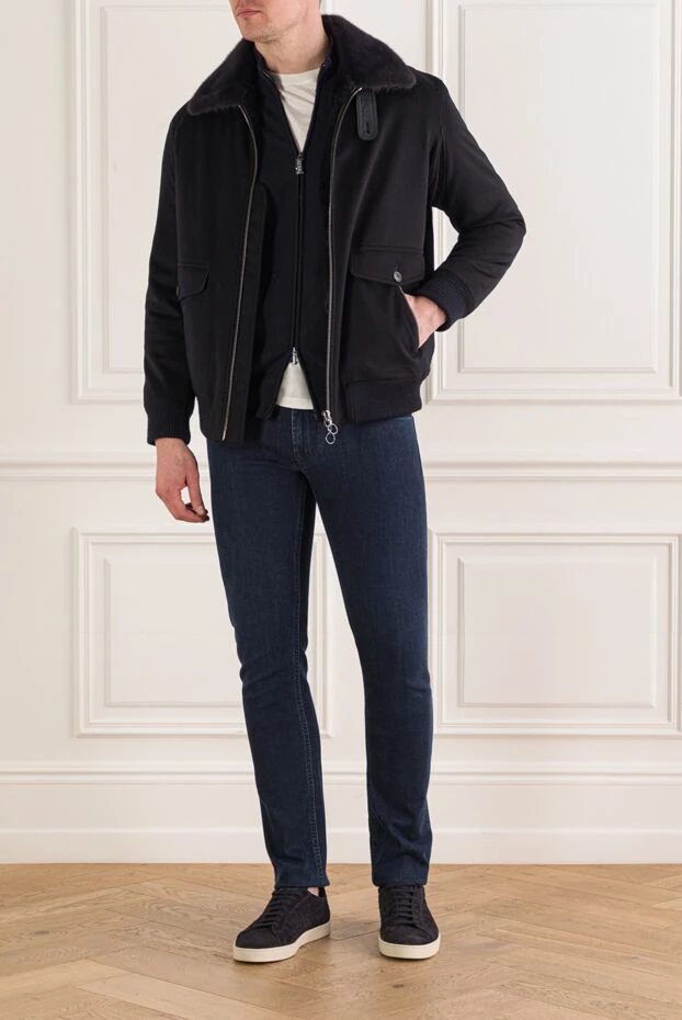 Куртка-бомбер синяя с отложным меховым воротником и кожаными вставками мужская - фото 2