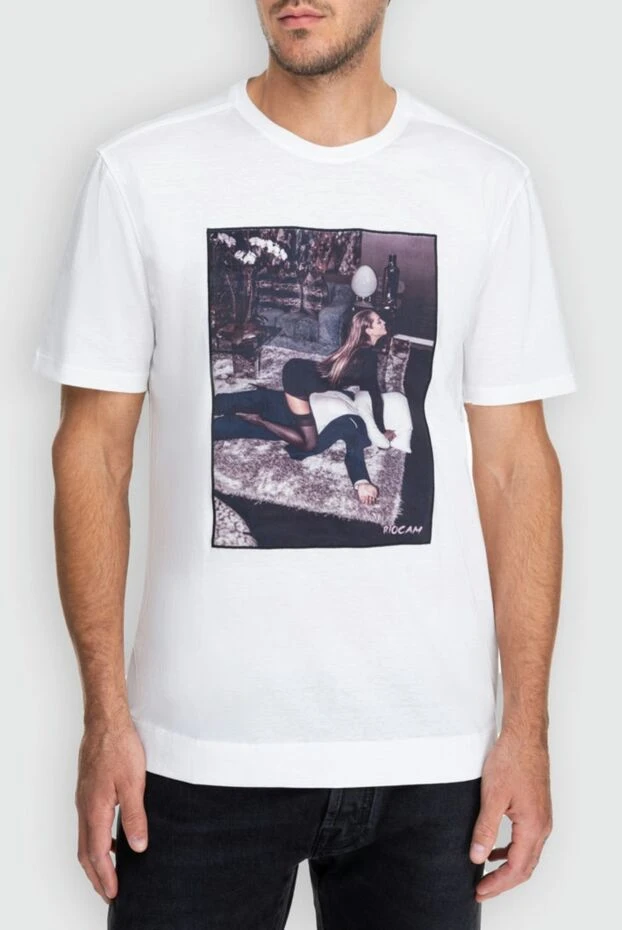 Limitato интерьер фонында көркем суреті бар ақ футболка
 163039 - фото 3