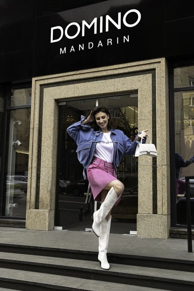 Акцент белбеуі және терең бүктемелері бар қызғылт күдері юбка - фото 2