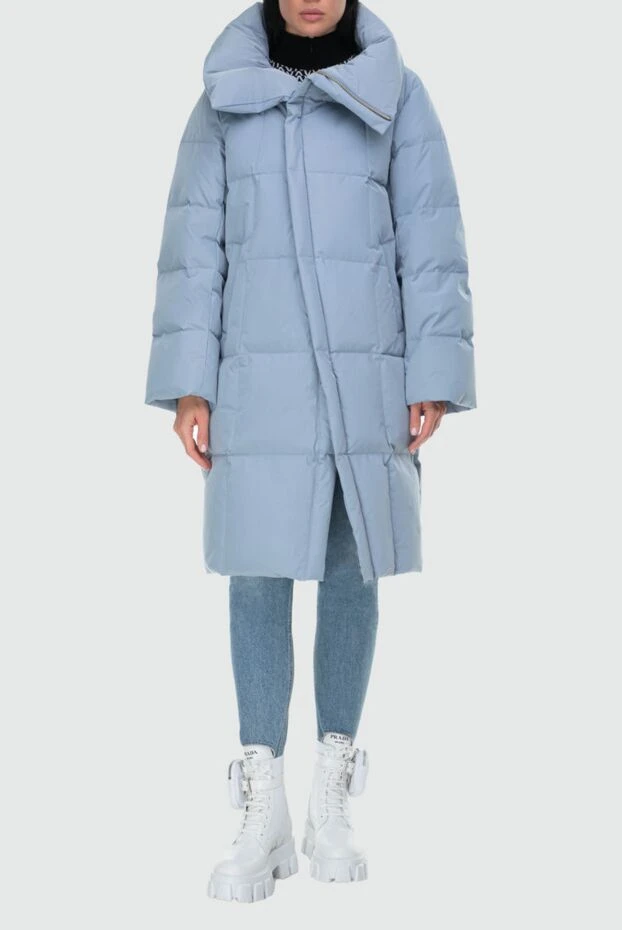 Удлиненный пуховик голубой с объемным воротником и ассиметричной застежкой - фото 2