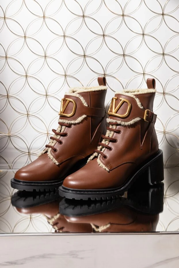 Valentino ботинки женские из кожи и меха с логотипом коричневые 163772 - фото 3