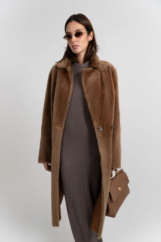 Beige fur coat made of natural fur for women - photo 2