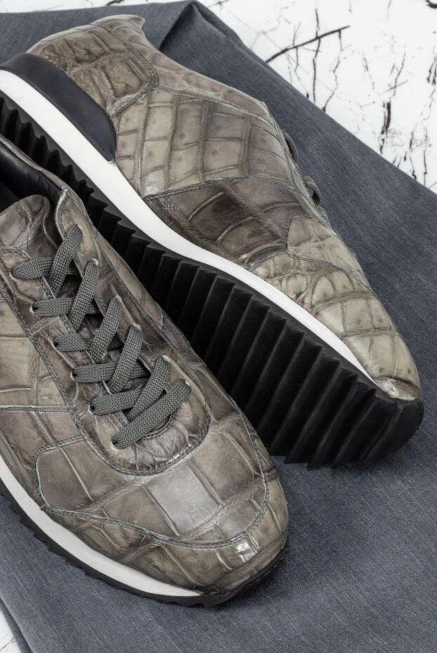 Кроссовки из кожи крокодила серо-оливкового цвета с зубчатой подошвой

 - фото 2