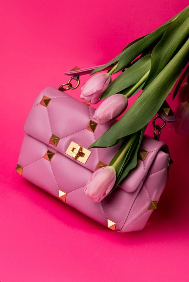 Сумка топ-хендл женская розовая кожаная с металлическими вставками - фото 2