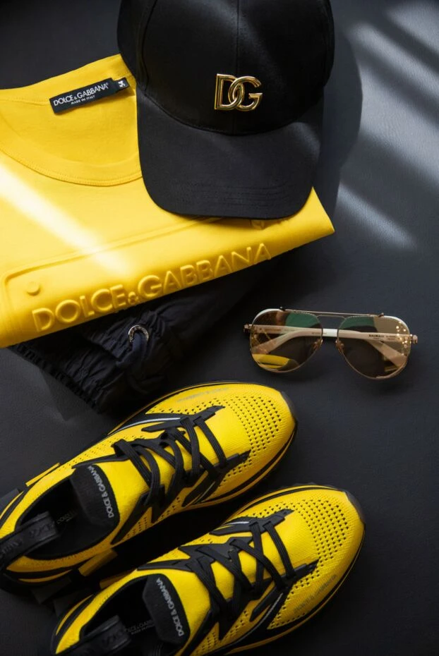 Былғары безендірілген және қара сұр линзалары бар сәнді күннен қорғайтын көзілдірік
- фото 2