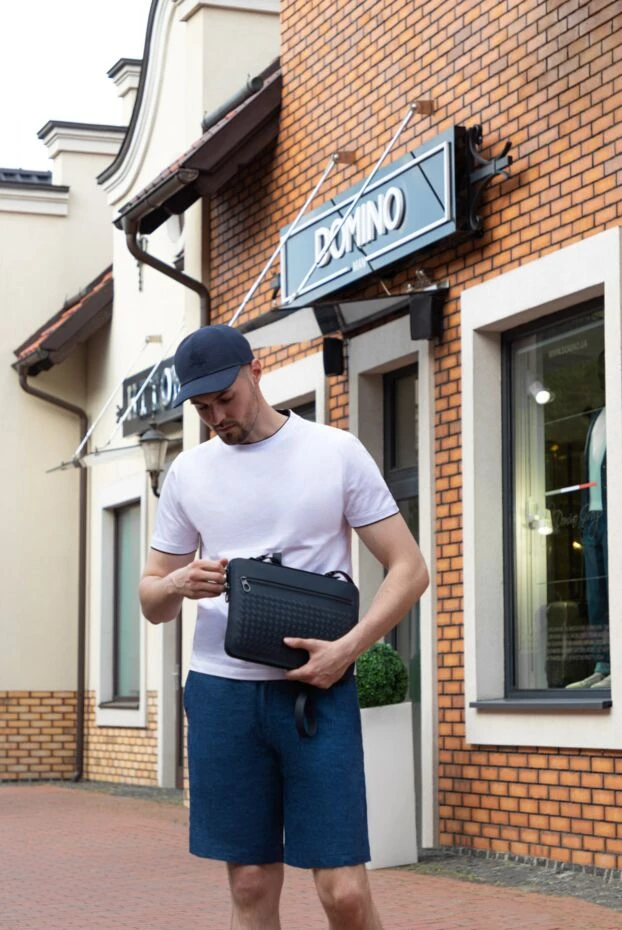 Сумка черная через плечо из кожи Intrecciato мужская - фото 2