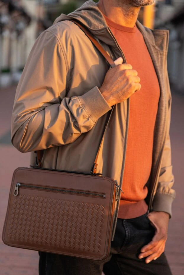 Сумка коричневая через плечо из кожи Intrecciato на молнии мужская - фото 2