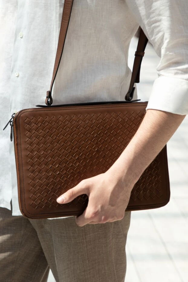 Bottega Veneta сумка коричневая через плечо из кожи intrecciato на молнии мужская 166525 - фото 3