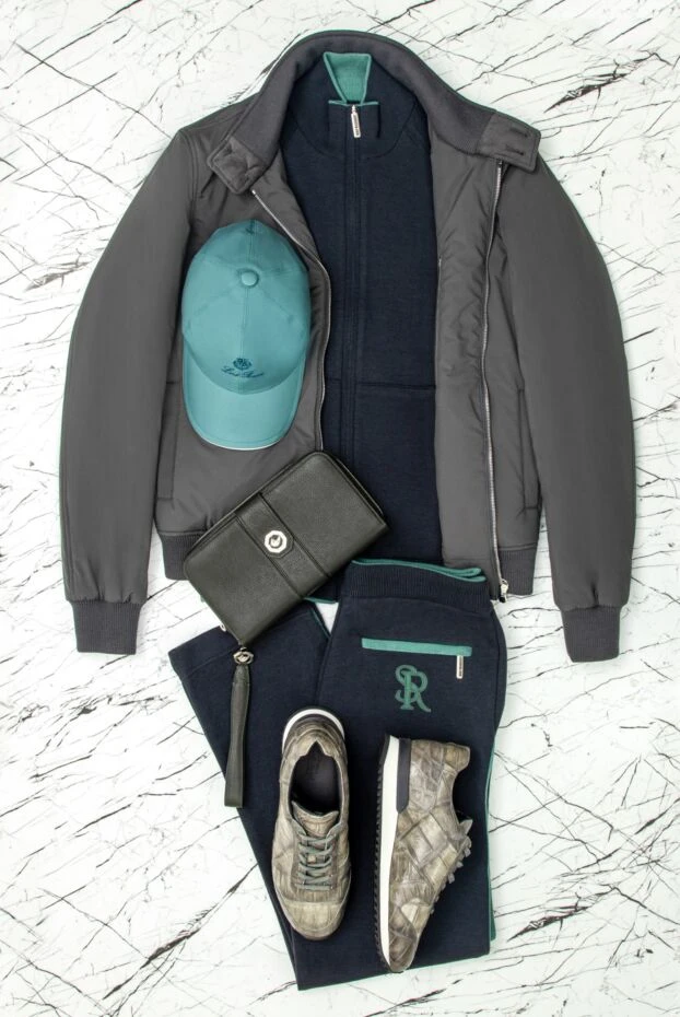 Гладкий бомбер с молнией и двойной застёжкой на вороте
 - фото 2