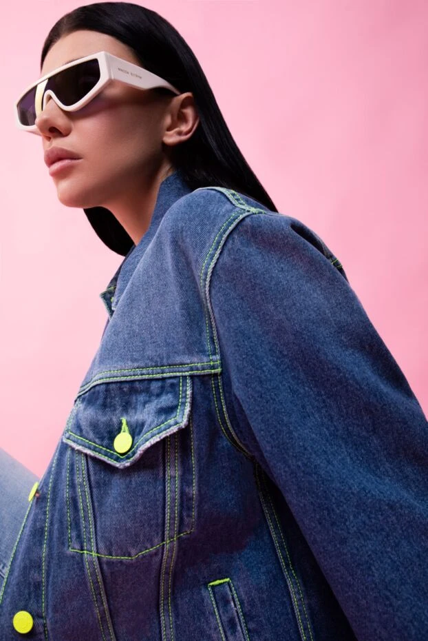 Джинсовая куртка хлопковая женская с акцентной фурнитурой лимонного цвета
- фото 2