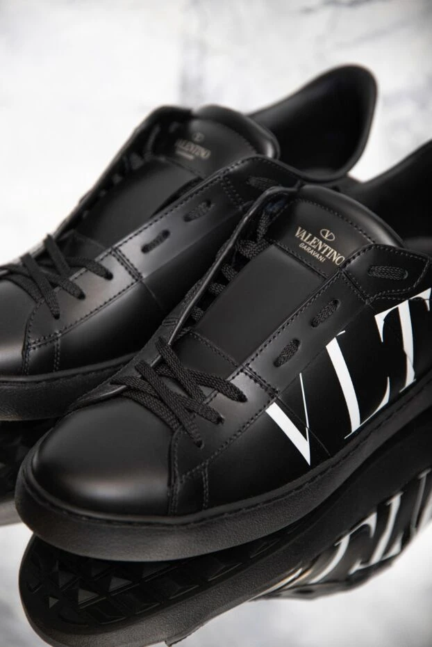Valentino сникеры из чёрной кожи с белым логотипом vltn и контрастной пяткой
166949 - фото 2