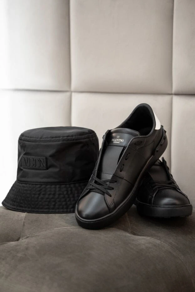 Valentino black leather sneakers with white vltn logo and contrast heel

 166949 - photo 3