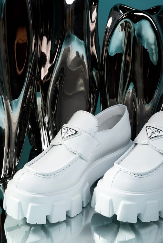 Prada лоферы женские кожаные с массивной подошвой и логотипом белые 167853 - фото 2