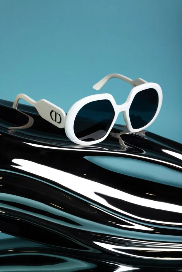 Women's white round sunglasses with logo on the arms - photo 2