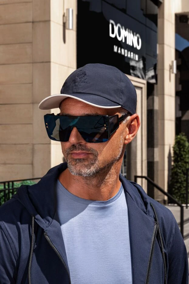 Қара жақтауы және көк линзалары бар ерлерге арналған күннен қорғайтын көзілдірік - фото 2